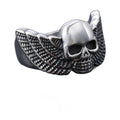 Bague pirate en acier, sur fond blanc