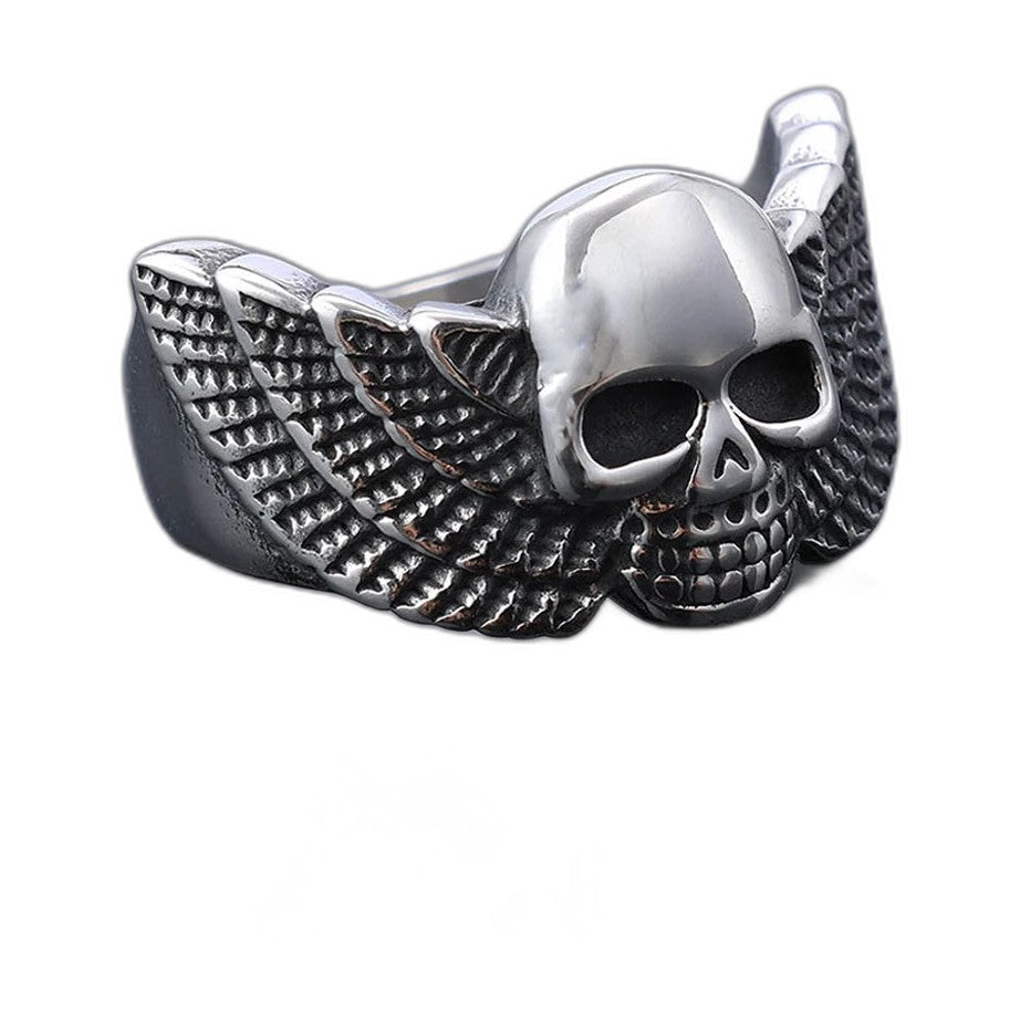 Bague pirate en acier, sur fond blanc