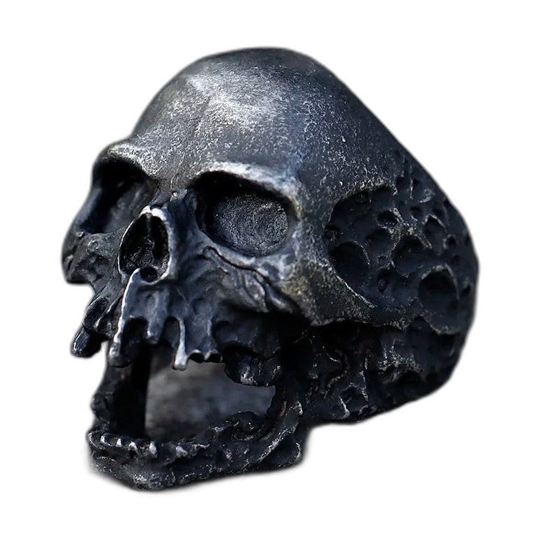 Bague pirate en acier, sur fond blanc