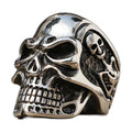 Bague pirate en acier, sur fond blanc