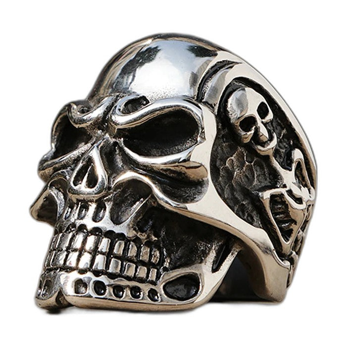Bague pirate en acier, sur fond blanc