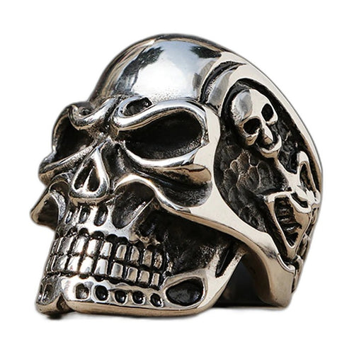 Bague pirate en acier, sur fond blanc