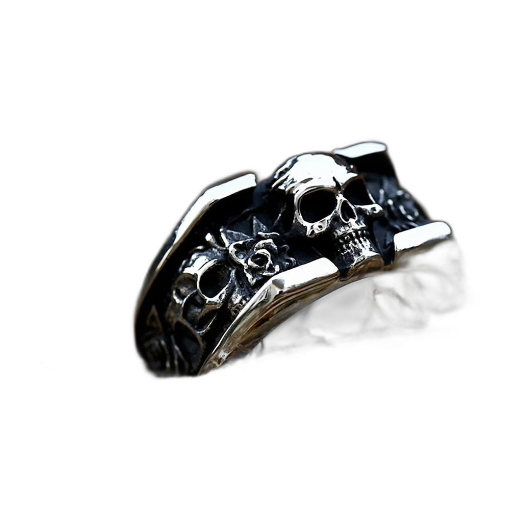 Bague pirate en acier, sur fond blanc