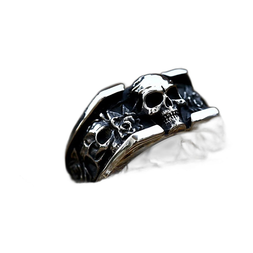 Bague pirate en acier, sur fond blanc