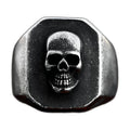 Bague pirate en acier, sur fond blanc