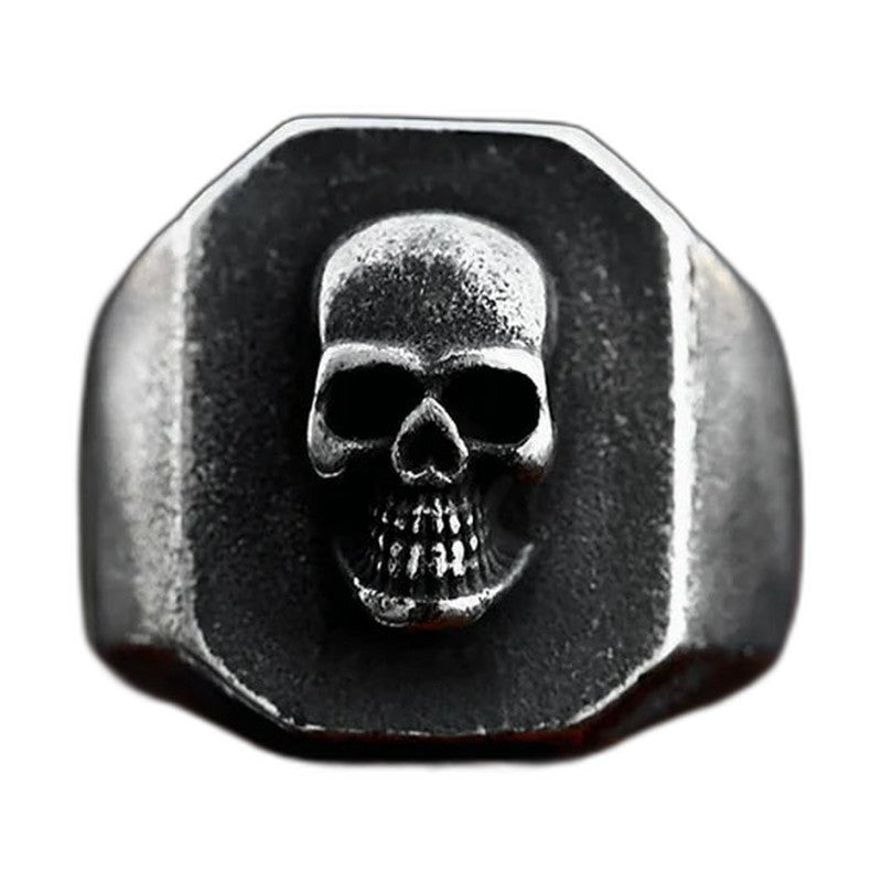 Bague pirate en acier, sur fond blanc