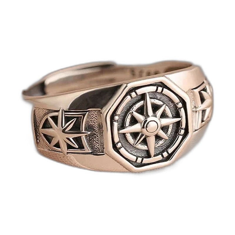 Bague pirate en acier, sur fond blanc