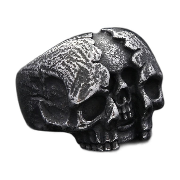 Bague pirate en acier, sur fond blanc