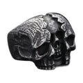 Bague pirate en acier, sur fond blanc