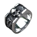 Bague pirate en acier, sur fond blanc