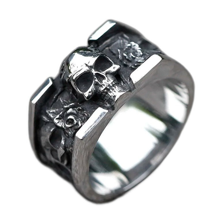 Bague pirate en acier, sur fond blanc