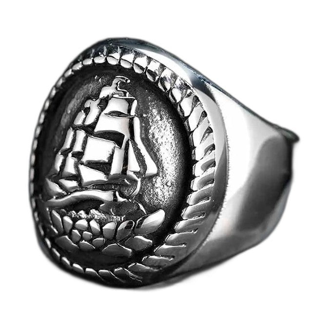 Bague pirate en acier, sur fond blanc