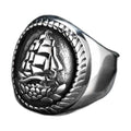 Bague pirate en acier, sur fond blanc