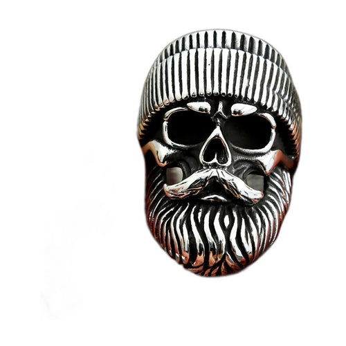 Bague pirate en acier, sur fond blanc