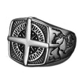 Bague pirate en acier, sur fond blanc