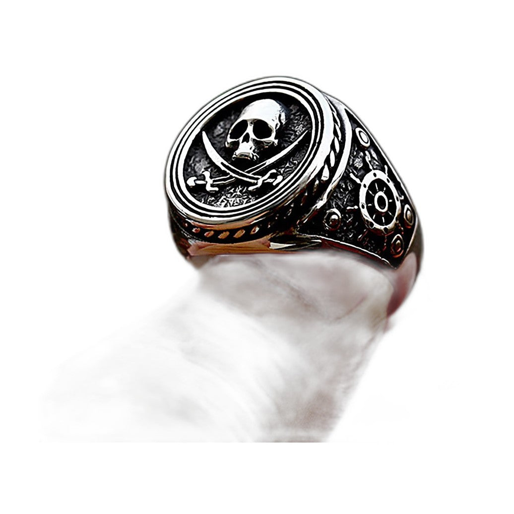 Bague pirate en acier, sur fond blanc