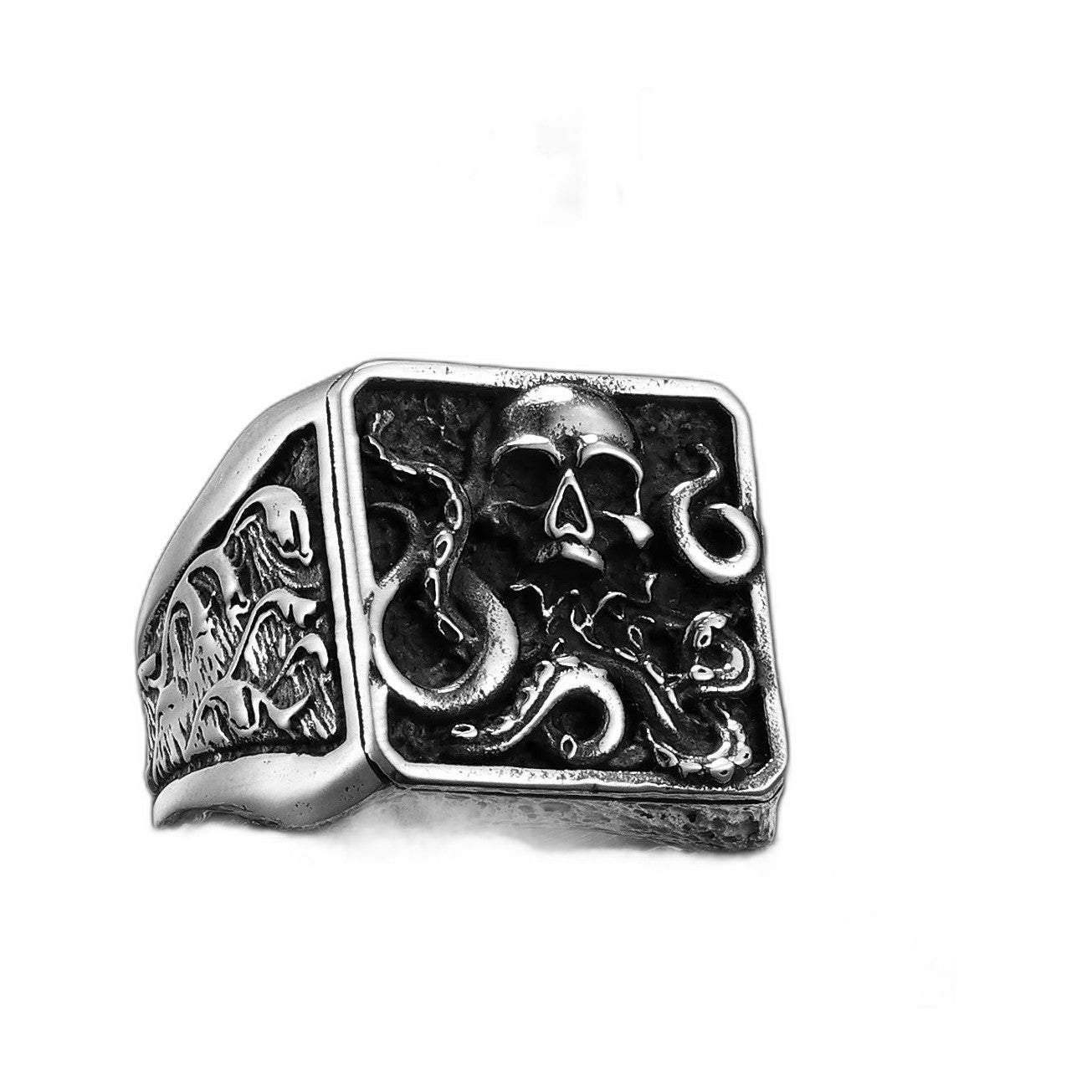Bague pirate en acier, sur fond blanc
