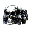 Bague pirate en acier, sur fond blanc
