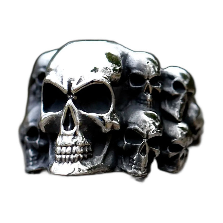 Bague pirate en acier, sur fond blanc