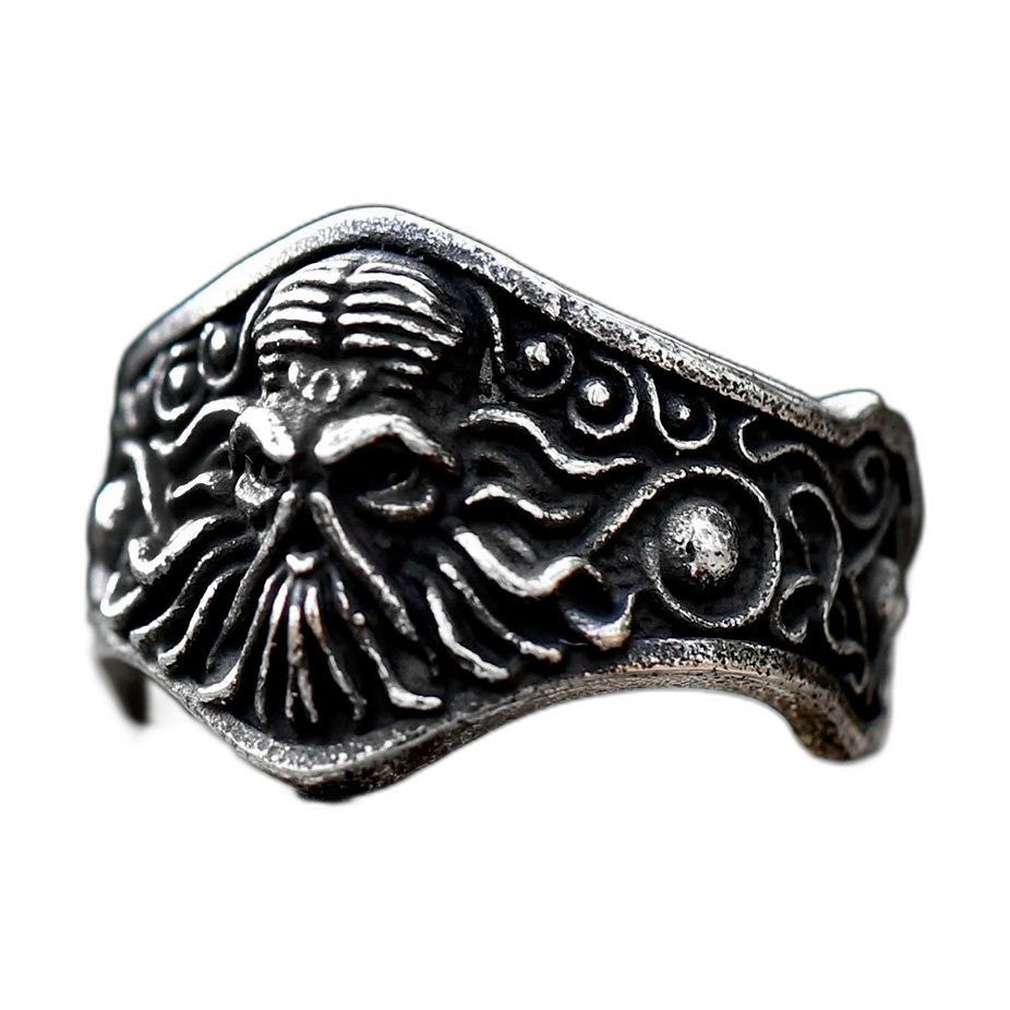 Bague pirate en acier, sur fond blanc