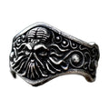 Bague pirate en acier, sur fond blanc