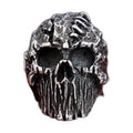 Bague pirate en acier, sur fond blanc