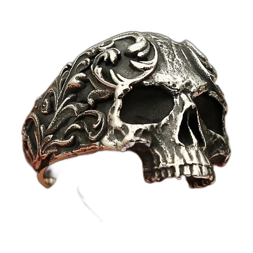Bague pirate en acier, sur fond blanc