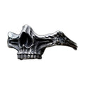 Bague pirate en acier, sur fond blanc