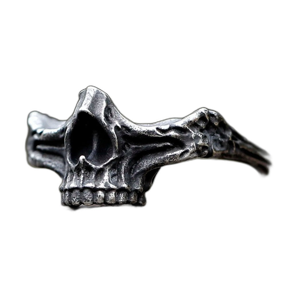 Bague pirate en acier, sur fond blanc