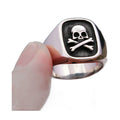 Bague pirate en acier, sur fond blanc