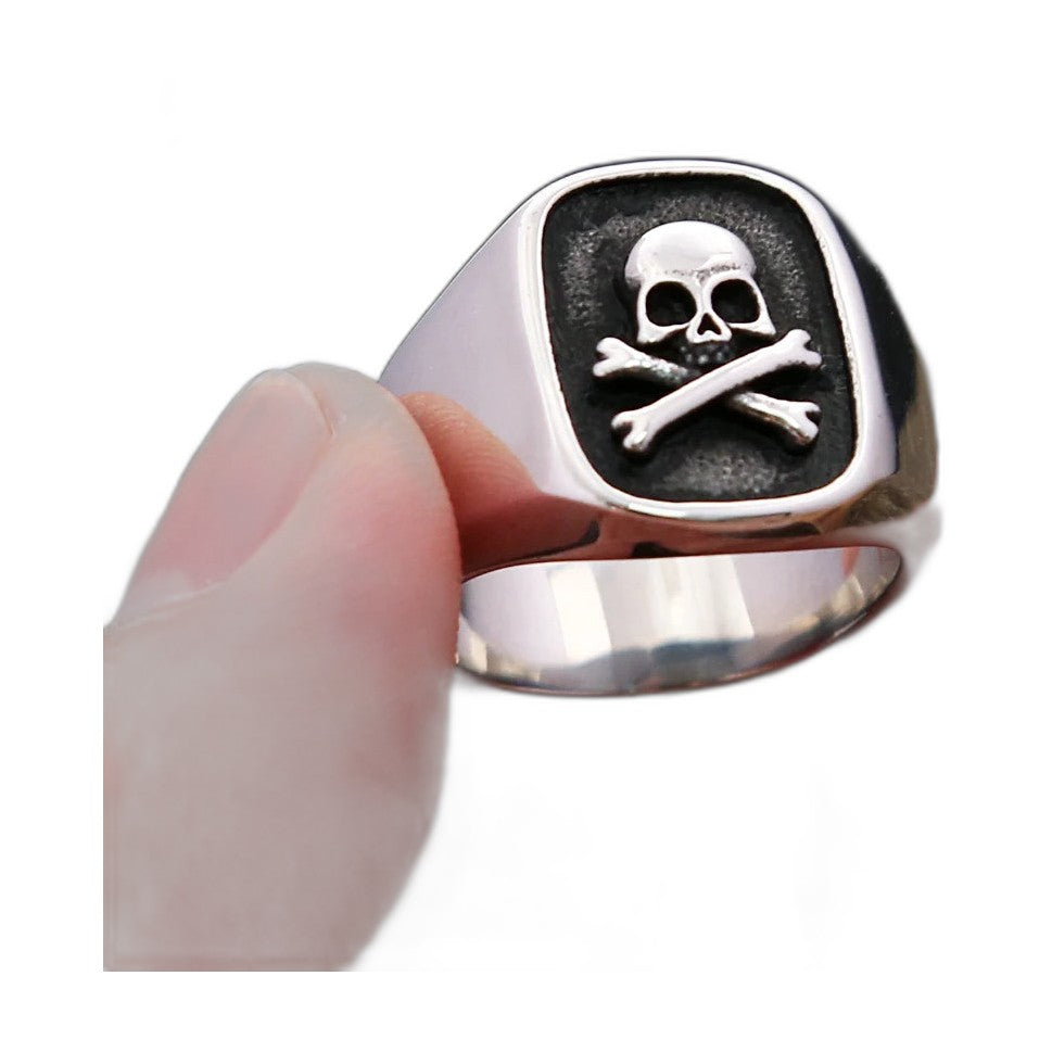 Bague pirate en acier, sur fond blanc