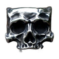 Bague pirate en acier, sur fond blanc