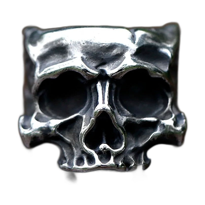 Bague pirate en acier, sur fond blanc