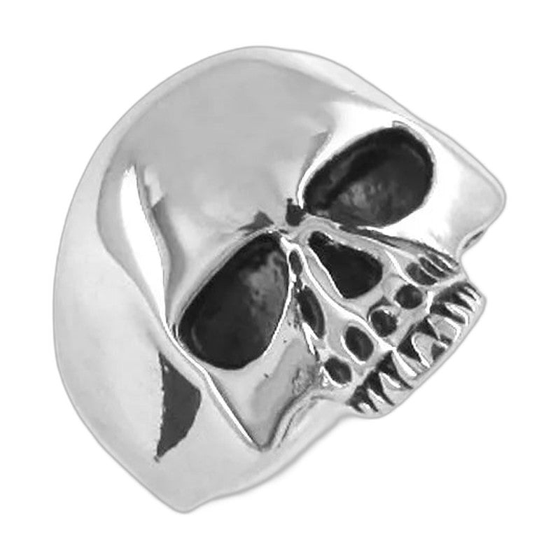 Bague pirate en acier, sur fond blanc