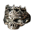 Bague pirate en acier, sur fond blanc