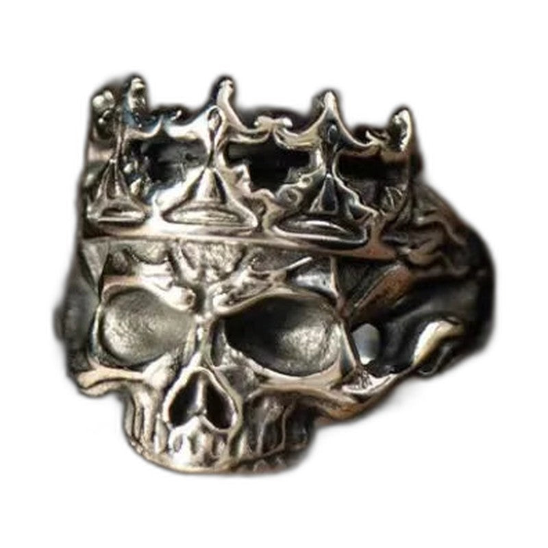 Bague pirate en acier, sur fond blanc