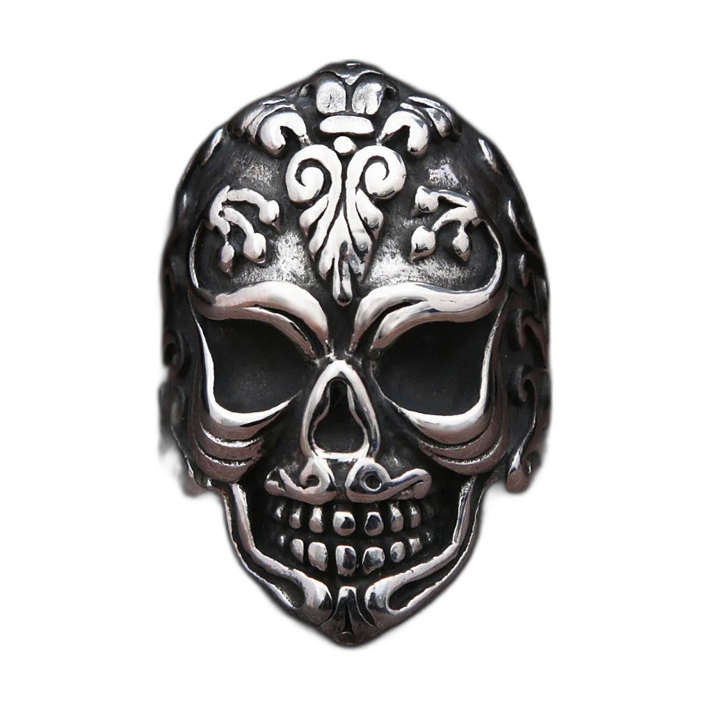 Bague pirate en acier, sur fond blanc