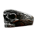 Bague pirate en acier, sur fond blanc