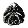 Bague pirate en acier, sur fond blanc