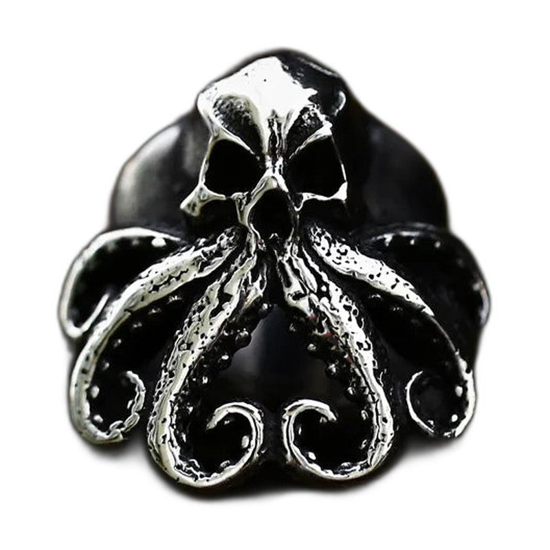 Bague pirate en acier, sur fond blanc