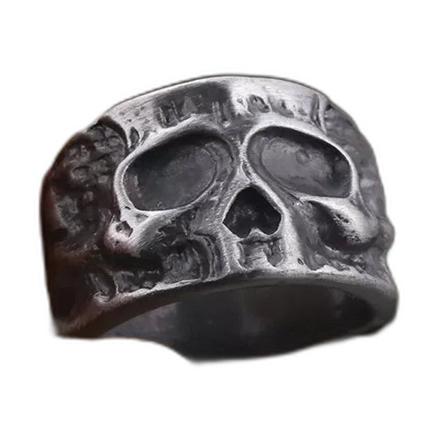 Bague pirate en acier, sur fond blanc
