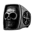 Bague pirate en acier, sur fond blanc