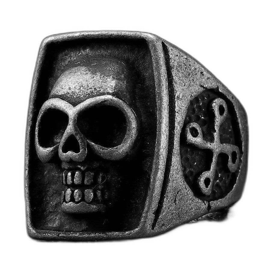Bague pirate en acier, sur fond blanc