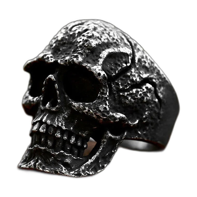 Bague pirate en acier, sur fond blanc