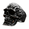 Bague pirate en acier, sur fond blanc