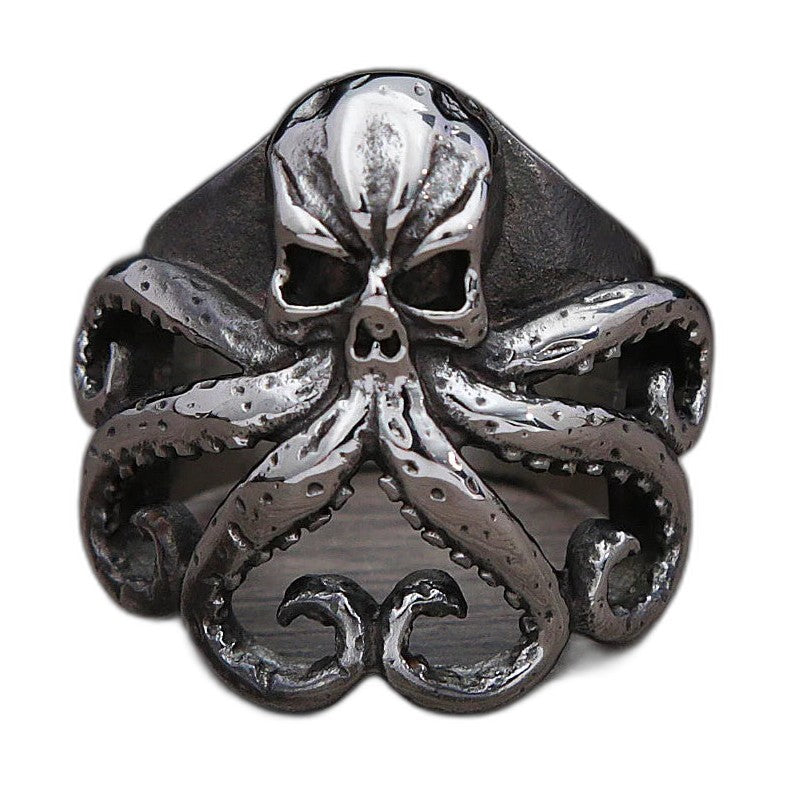 Bague pirate en acier, sur fond blanc