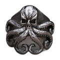 Bague pirate en acier, sur fond blanc