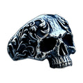 Bague pirate en acier, sur fond blanc