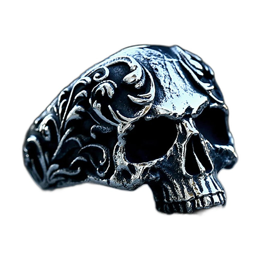 Bague pirate en acier, sur fond blanc