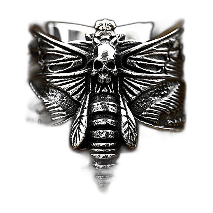 Bague pirate en acier, sur fond blanc